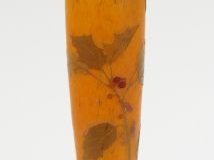 DAUM. Vase en verre, à décor gravé et émaillé de houx sur fond orangé.