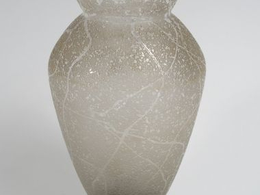 DAUM. Vase Art Déco en verre givré, à décor de motifs abstraits, base 