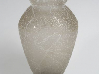 Vente aux enchères DAUM. Vase Art Déco en verre givré, à décor de motifs abstraits, base 