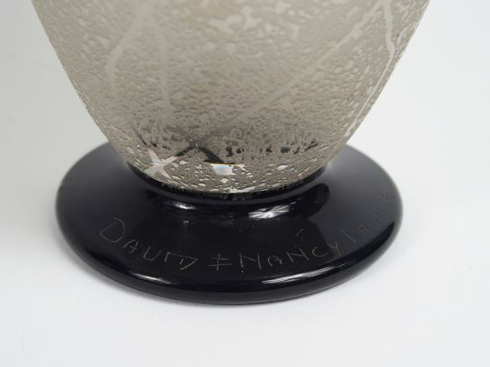 DAUM. Vase Art Déco en verre givré, à décor de motifs abstraits, base 