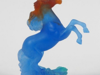 Vente aux enchères DAUM. Sujet en pâte de verre polychrome "Cheval cabré". Signé. H. : 17