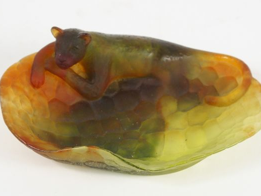 DAUM. Vide-poche en pâte de verre polychrome, à décor de félin couché.