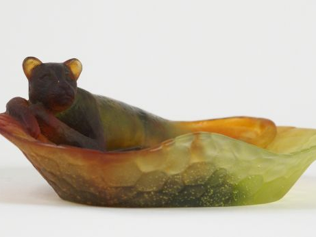 DAUM. Vide-poche en pâte de verre polychrome, à décor de félin couché.