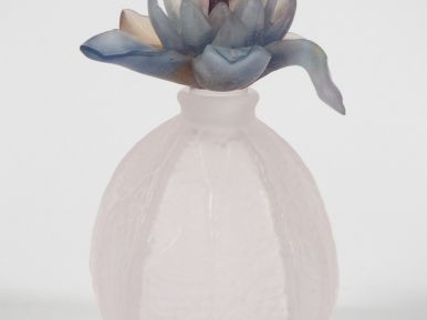 DAUM. Flacon en verre mauve, bouchon en pâte de verre en forme de pivo