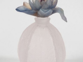 Vente aux enchères DAUM. Flacon en verre mauve, bouchon en pâte de verre en forme de pivo