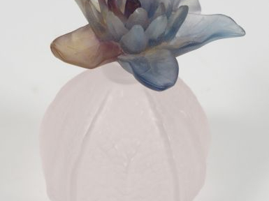 DAUM. Flacon en verre mauve, bouchon en pâte de verre en forme de pivo