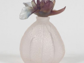 Vente aux enchères DAUM. Flacon en verre mauve, bouchon en pâte de verre en forme de pivo