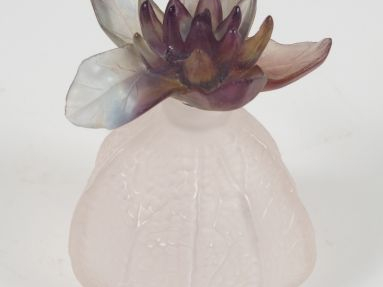 DAUM. Flacon en verre mauve, bouchon en pâte de verre en forme de pivo