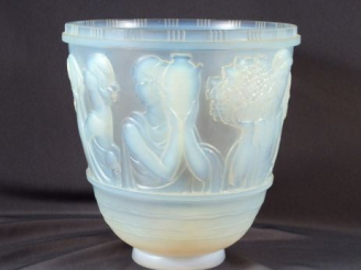 Vente aux enchères SABINO. Vase en verre opalescent, à décor d'une frise de personnages m