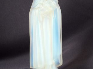 Vente aux enchères ETLING. "Sainte Thérèse de Lisieux". Sujet en verre opalescent, socle 