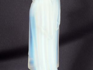 ETLING. "Sainte Thérèse de Lisieux". Sujet en verre opalescent, socle 