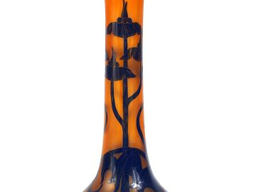 LE VERRE FRANCAIS. Vase en verre, décor "Solanées" à décor gravé en ca