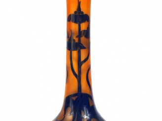 Vente aux enchères LE VERRE FRANCAIS. Vase en verre, décor "Solanées" à décor gravé en ca