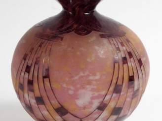 Vente aux enchères CHARDER LE VERRE FRANCAIS. Vase boule "Collier" à décor mauve sur fond