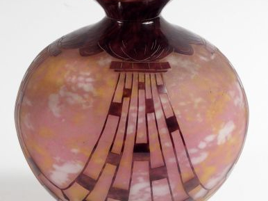 CHARDER LE VERRE FRANCAIS. Vase boule "Collier" à décor mauve sur fond