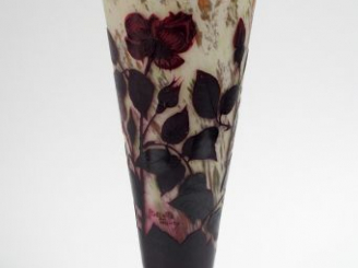 Vente aux enchères DELATTE. Grand vase en verre, à décor gravé en camée et à l'acide de r