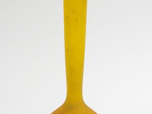 Vente aux enchères DELATTE. Grand soliflore en verre marbré jaune et orange. Signé. H. : 