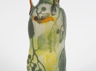 LEGRAS. Vase en verre, à décor gravé en camée et à l’acide de mûrier v