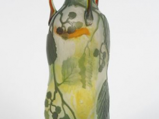 Vente aux enchères LEGRAS. Vase en verre, à décor gravé en camée et à l’acide de mûrier v