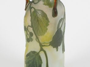 LEGRAS. Vase en verre, à décor gravé en camée et à l’acide de mûrier v