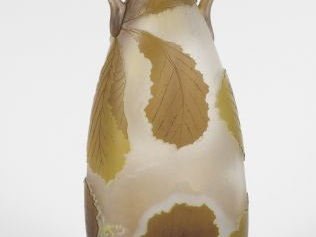 LEGRAS. Vase ovoïde en verre, à décor polychrome gravé en camée et à l