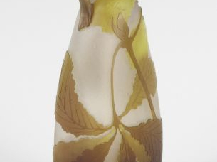 LEGRAS. Vase ovoïde en verre, à décor polychrome gravé en camée et à l