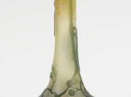 Vente aux enchères LEGRAS. Vase soliflore en verre, à décor gravé en camée et à l’acide d