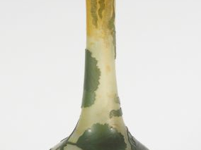 LEGRAS. Vase soliflore en verre, à décor gravé en camée et à l’acide d