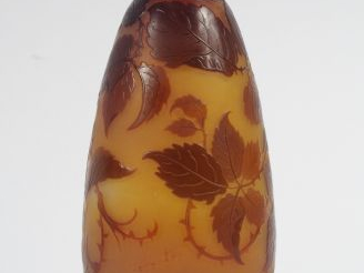 Vente aux enchères D'ARGENTAL. Vase ovoïde en verre, à décor gravé en camée et à l'acide 