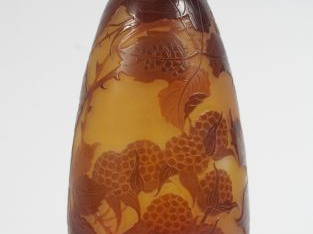 D'ARGENTAL. Vase ovoïde en verre, à décor gravé en camée et à l'acide 