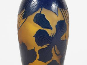 D’ARGENTAL. Vase ovoïde en verre, à décor gravé en camée et à l’acide 