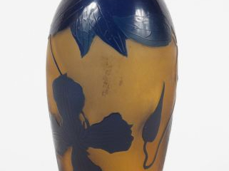 D’ARGENTAL. Vase ovoïde en verre, à décor gravé en camée et à l’acide 