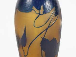 D’ARGENTAL. Vase ovoïde en verre, à décor gravé en camée et à l’acide 