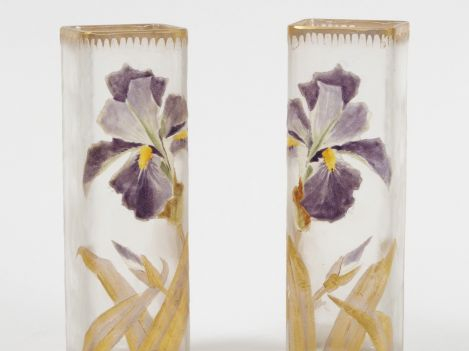 MONTJOIE SAINT DENIS. Paire de vases en cristal émaillé, à décor polyc