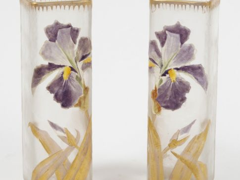 MONTJOIE SAINT DENIS. Paire de vases en cristal émaillé, à décor polyc