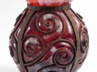 Vente aux enchères LORRAIN. Vase Art Déco en verre marbré rouge et brun nuancé de blanc, 