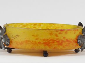 Vente aux enchères LORRAIN. Coupe Art Déco en verre marbré jaune orangé, monture en fer f