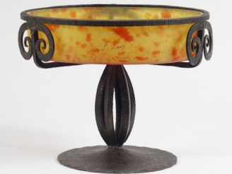 Vente aux enchères LORRAIN. Coupe sur pied Art Déco en verre marbré jaune orangé, monture