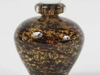 Vente aux enchères NOVARO. Flacon en verre polychrome pailleté d’or.  Signé.  H. : 17 cm