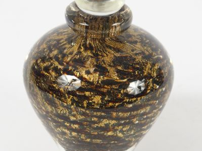 NOVARO. Flacon en verre polychrome pailleté d’or.  Signé.  H. : 17 cm