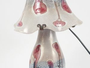 Vente aux enchères AUQUILLI. Lampe champignon en verre mêlé polychrome.  Signée.  H. : 31