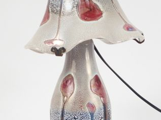 AUQUILLI. Lampe champignon en verre mêlé polychrome.  Signée.  H. : 31