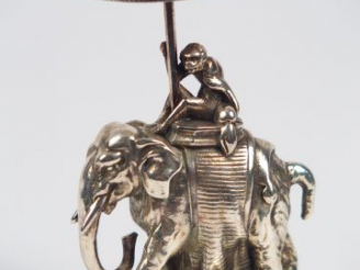 Vente aux enchères CHRISTOFLE. Porte cure-dent en bronze argenté, figurant un singe sur u