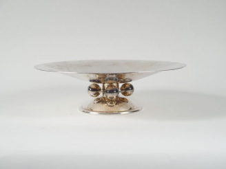 Vente aux enchères CHRISTOFLE. Grande coupe sur talon de style Art Déco en métal argenté 
