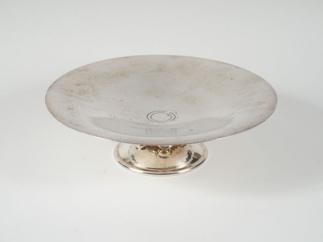 CHRISTOFLE. Grande coupe sur talon de style Art Déco en métal argenté 