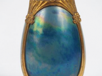 Vente aux enchères ZSOLNAY. Pot en céramique irisée bleu-vert, monture en métal doré sign