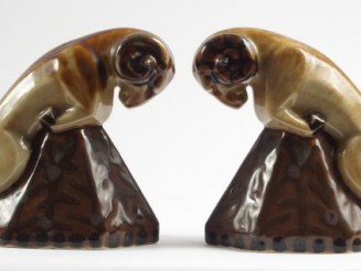 Vente aux enchères THARAUD. Paire de serre-livres Art Déco en porcelaine polychrome de Li