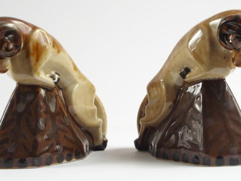 THARAUD. Paire de serre-livres Art Déco en porcelaine polychrome de Li