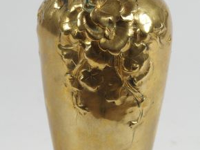 F. DEBON. Vase Art Nouveau en bronze, à décor en relief de fleurs et d