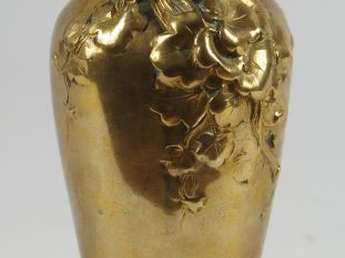 F. DEBON. Vase Art Nouveau en bronze, à décor en relief de fleurs et d